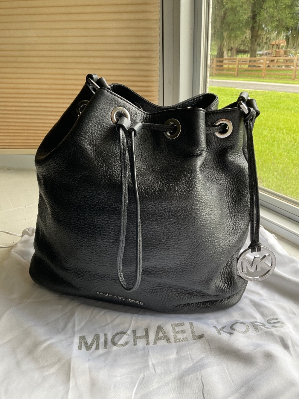 Michael Kors Black Bucket Bag Jules Drawstring Leather